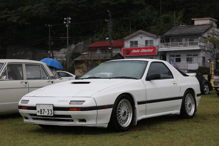 「マツダ・サバンナRX-7アンフィニ」。オリジナルの姿を保った、FC3Sの型式名で呼ばれる2代目RX-7の限定車。