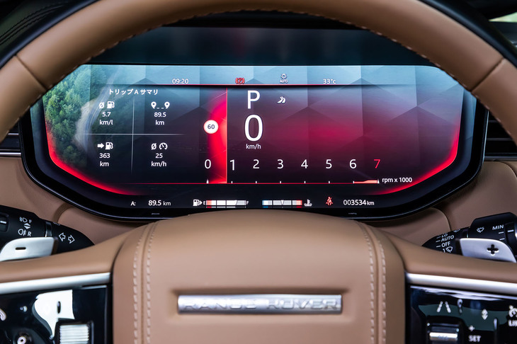 13.7インチサイズのインタラクティブドライバーディスプレイ。3Dナビゲーションや走行情報、再生中の曲名などさまざまな表示を、ステアリングホイール上のスイッチ操作で瞬時に呼び出せる。