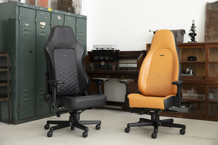 【ICON／HEROシリーズ】
	エレガントな流線形フォルムが洗練された印象となるノーブルチェアーズの人気モデル「ICON（アイコン）」（右）。写真は2020年春に発売予定の本革シリーズで、撮影アイテムのカラーは「コニャック」。アイコンシリーズよりも大ぶりなサイズが特徴の「HERO（ヒーロー）」（左）は2020年春に発売される予定。