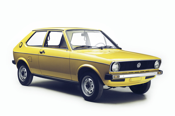 1973年の「パサート」、1974年の「ゴルフ」に続くフォルクスワーゲンの水冷エンジン搭載車として1975年に登場した「ポロ」。1974年に発表された「アウディ50」の姉妹車という位置づけだった。