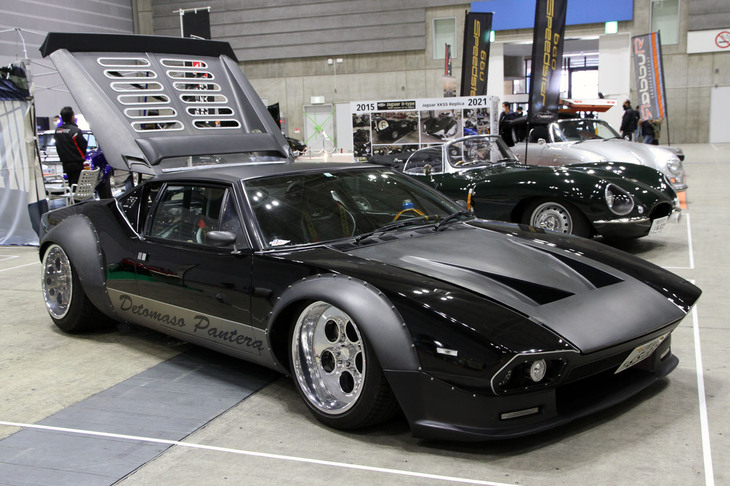 リスキービジネス（すごい社名）が出展していた「デ・トマソ・パンテーラ」。オバフェン装着などでモディファイされ、グロスとマットのブラックで塗り分けたボディーが独特の魅力を放っていた。