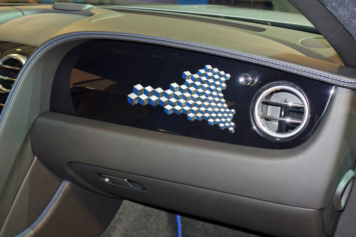 助手席側のインストゥルメントパネルには、螺鈿（らでん）細工のような幾何学模様がデザインされている。