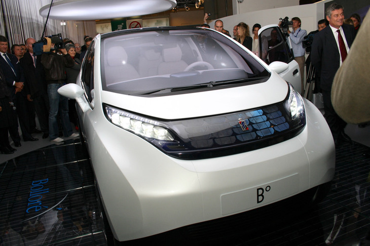 「ピニンファリーナBゼロ」。右にパオロ氏が写っている。