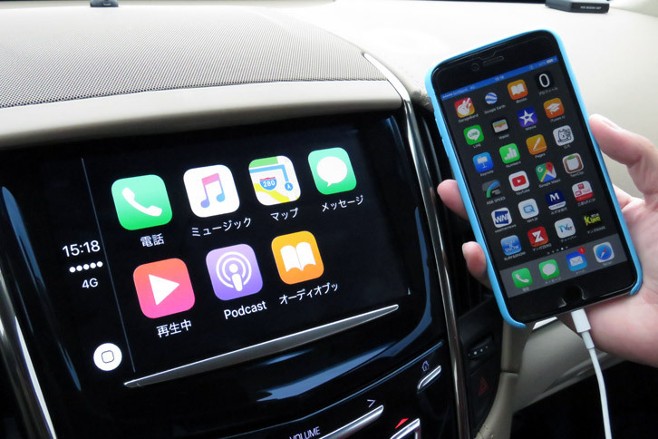 「ATSセダン」で、スマートフォンとの連携機能「Apple CarPlay」を試す。起動は接続ケーブルを挿すだけ。