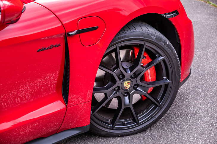 シルキーブラック仕上げの21インチ「RS Spyder Design」ホイール。今回の試乗車にはフロントが265/35ZR21、リアが305/30ZR21サイズの「ピレリPゼロELECT」タイヤが装着されていた。