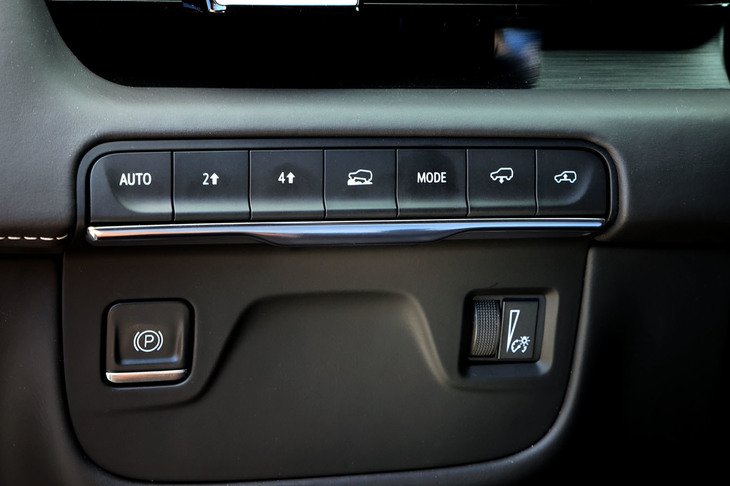 操作インターフェイスのレイアウトも従来モデルから刷新。走行モードの切り替え機構やエアサスペンションの車高調整機能、セレクタブル4WDなどの操作スイッチは、ダッシュボード左下部にまとめられた。