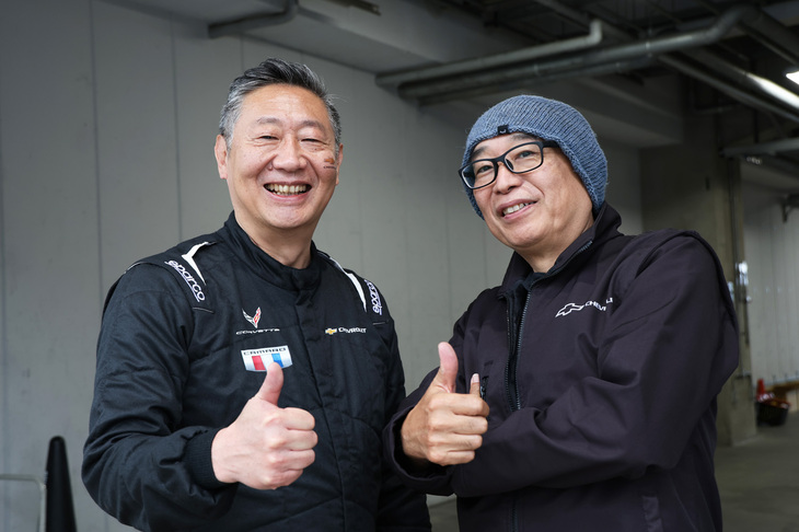 ピットにて。ゼネラルモーターズ・ジャパンの若松 格社長とメインステージでMCを務めたピストン西沢さん。