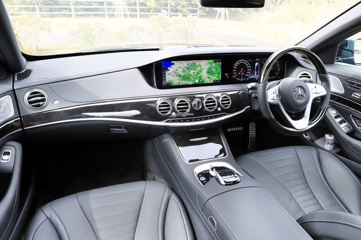 水平基調のデザインが採用されたインストゥルメントパネル。メーターパネルとインフォテインメント用のモニターは、それぞれ12.3インチの大型液晶パネルで構成される。