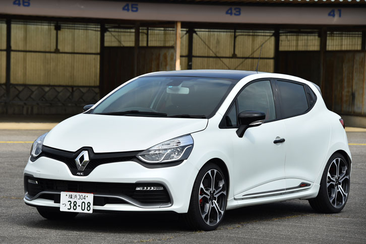 
	2015年末に国内販売がスタートした「ルノー・ルーテシアR.S.トロフィー」。高性能ハッチバック「ルーテシアR.S.」の中でも、特にサーキット向けの仕立てとされている。
	