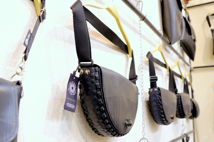 「ピエル・デ・ルエダ」のバッグ。さまざまな車両のタイヤやチューブをアップサイクルしている。価格は60〜70ユーロ（約9800〜1万1000円）台が中心。
