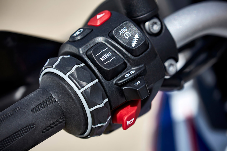 「F850GS」「F750GS」には走行モード切り替え機構が装備されており、「Rain」「Road」「Dynamic」「Enduro」「Enduro Pro」（F850GSのみ）のなかから適切な制御の選択が可能。電子制御リアサスペンション「ダイナミックESA」の装着車では、その減衰力特性も変化する。