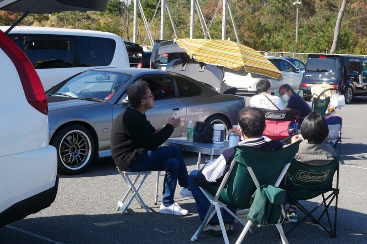 自ら用意したテーブルやイスでくつろぐ参加者たち。皆、思い思いのやり方でイベントを楽しんでいるようだ。