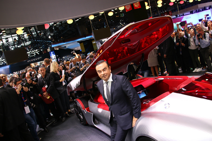 2016年9月29日、プレスデー初日のひとこま。ルノーのコンセプトカー「トレゾア」とカルロス・ゴーンCEO。