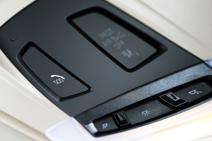 オーバーヘッドコンソールに配された「BMW SOSコール」のスイッチ。万が一の事故の場合など、ボタンひとつでコールセンターにつながる仕組みとなっている。