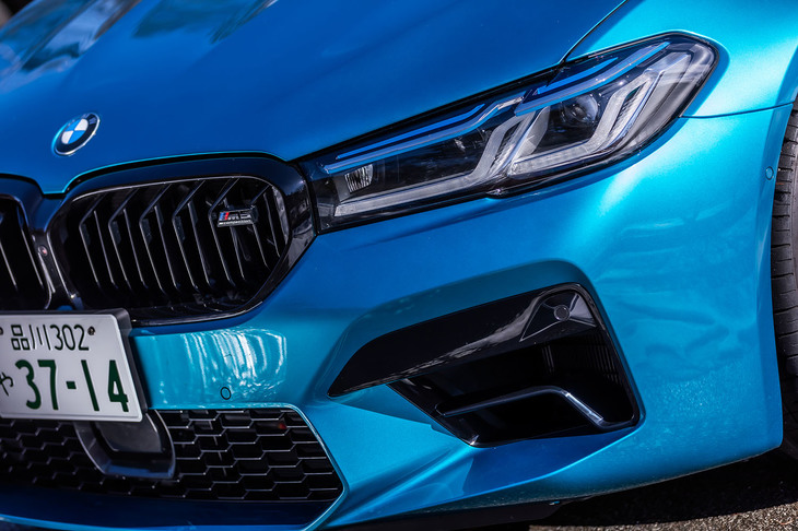 約70km/hを超えるハイビーム走行時に、LEDライトの2倍に相当する最大600m先まで照らす「BMWレーザーライト」を標準装備。ハイグロスブラック仕上げのキドニーグリルも専用のアイテムだ。