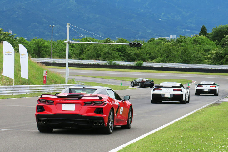 「シボレー・コルベット ドライビングアカデミー」と「シボレー・カマロ ドライビングスクール」の参加者は、このショートコースで（コルベットのドライビングアカデミーではマルチパーパスドライビングコースでも）サーキットの走り方や運転技術を学び、レーシングコースでの走行に臨むこととなる。