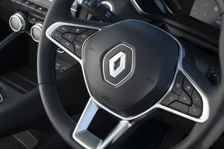 ステアリングホイールの左スポーク部分にACCの操作系が組み込まれている。分かりやすい操作方法もルノー車に共通する特徴だ。