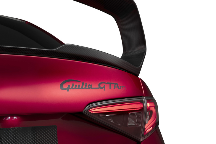 後席を取り外し、さらなる軽量化が図られた「ジュリアGTAm」。通常とは異なる黒一色の特別なエンブレムが採用される。