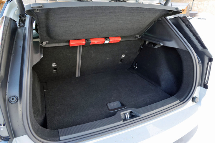 車両後部の荷室容量は318リッター。床面は上下2段階の調整式で、積載物に合わせたアレンジが行える。荷室床下をサブトランクとして使用する際は、61リッターの容量が確保される。電動テールゲートも標準で装備している。