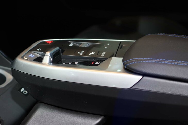 BMW iX1 xDrive30 Mスポーツ（センターアームレスト先端のスイッチ類）