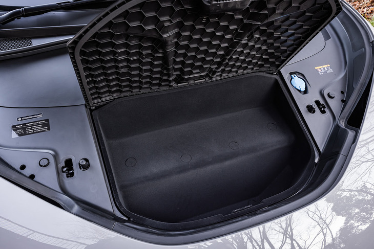 フロントフードの下には容量46リッターとなるふた付きの荷室が配置されている。充電ケーブルや小物入れの収納などに活用できる。