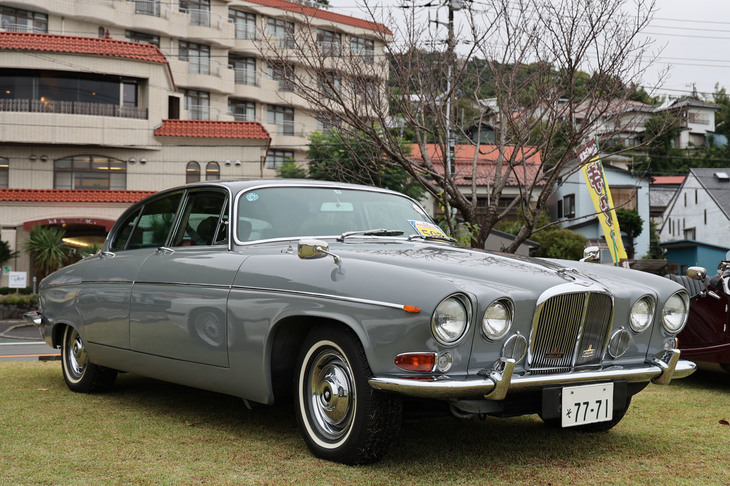 1970年「ジャガー420G」。1961年に「マークX（テン）」の名でデビューしたフラッグシップの改良型。全長5.1m、全幅1.93mという大柄なボディーに4.2リッター直6 DOHCエンジンを積んだ高級サルーン。