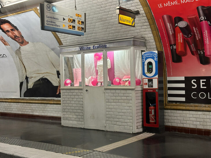 地下鉄13号線は、パリにある16路線のなかでも古い部類に属し、ホームには“駅長室”という愛称で1970年代まで使われていた監視小屋が残る。この駅の場合、現在は近隣の学校の作品展示に活用されている。