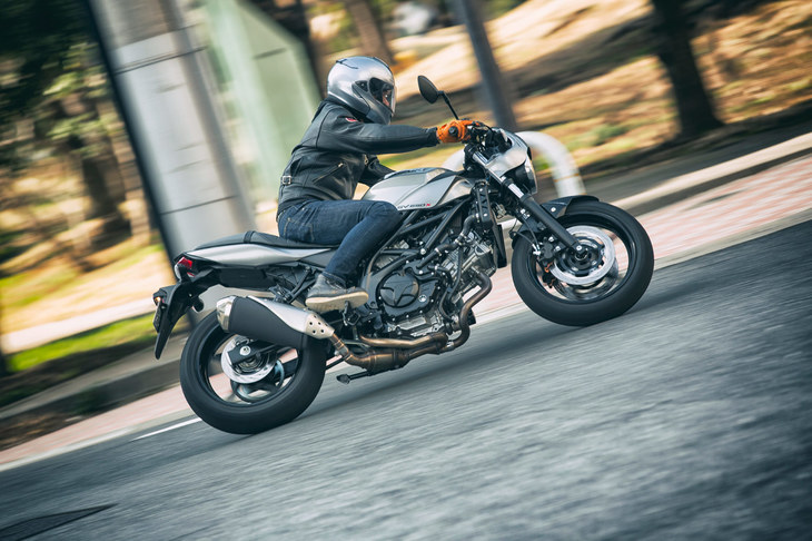 セパレートハンドルの採用による、スポーティーな前傾姿勢のライディングポジションも「SV650X」の特徴。同時に790mmのシート高とスリムなシート形状により、良好な足つき性も実現している。