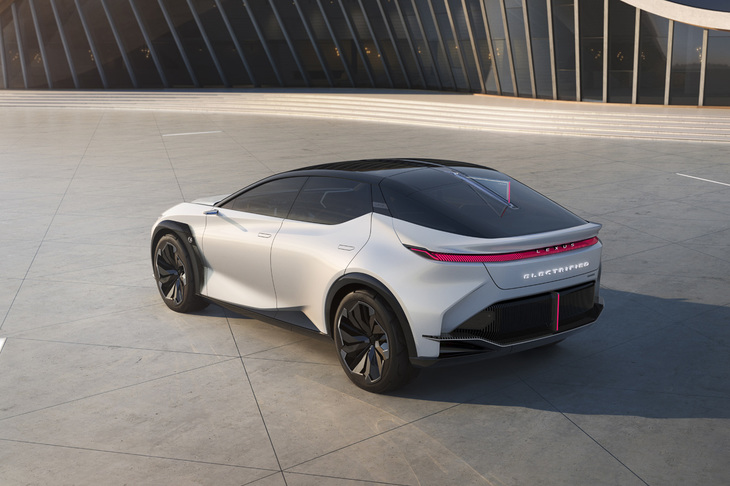 「LF-Zエレクトリファイド」のボディーサイズは全長×全幅×全高＝4880×1960×1600mm、ホイールベースは2950mm。