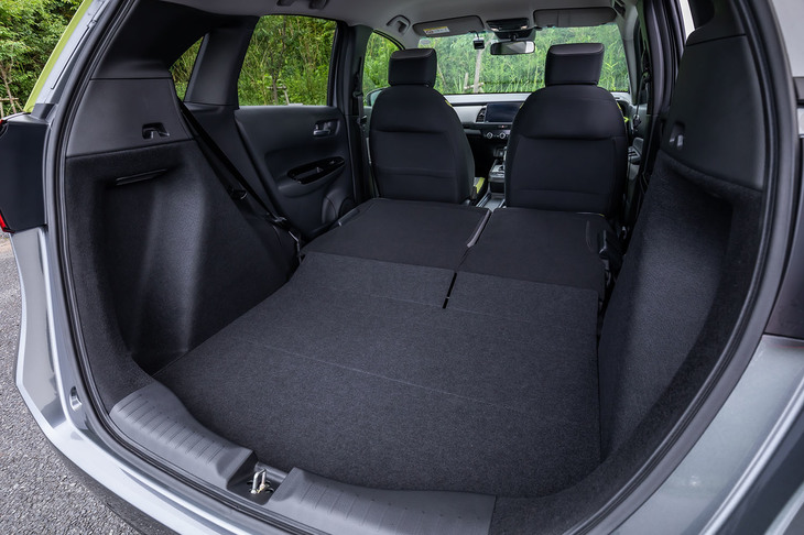 リアシートの背もたれを前方に倒して、荷室を拡大した様子。床面が低く設定されているため上下方向の余裕はかなりのもので、26インチの自転車も積み込み可能だという。