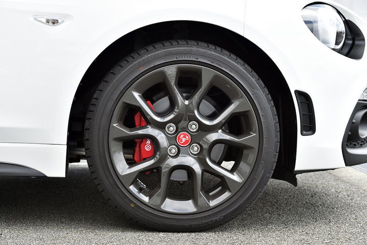 タイヤサイズは前後とも205/45R17。参考までに「ロードスター」は195/50R16。