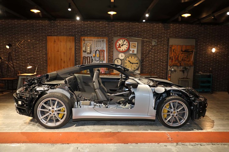 新型「911」のカットモデル。エンジン搭載位置の低さがあらためて理解できる。後部座席後方には、大きくはないが荷室も用意され、カブリオレではここを幌（ほろ）の収容スペースとして使用する。前後セクションを除くボディーはアルミ製だ。