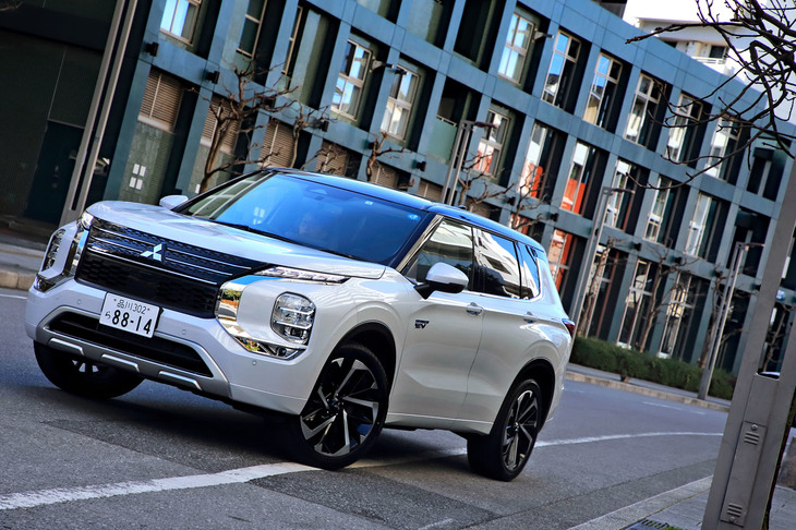 新型「アウトランダー」の販売開始は2021年12月16日。2022年1月23日時点での受注台数は9291台で、実に76％が最上級グレード「P」となっている。