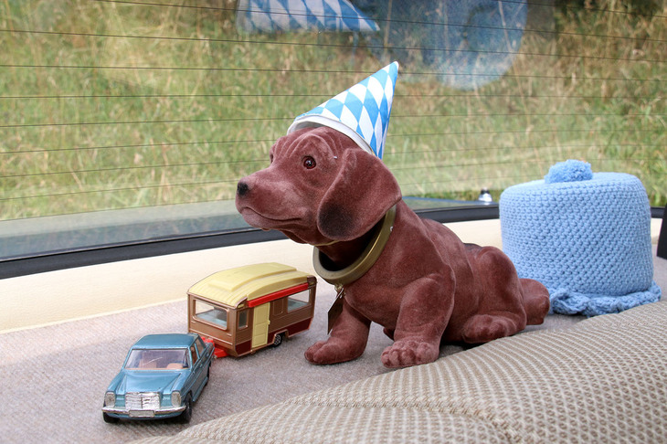 【写真C】かつてドイツの自動車オーナーの間で人気だったダックスフント人形は、近年リバイバルしつつある。