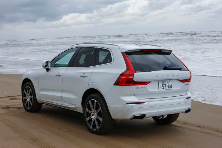 JC08モード燃費はプラグインハイブリッド車の「T8」で15.7km/リッター、ガソリンエンジン車の「T5」で12.6km/リッター。