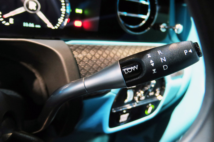 ロールス・ロイス・ブラックバッジ・ゴースト（シフトセレクター＆「LOW」スイッチ）