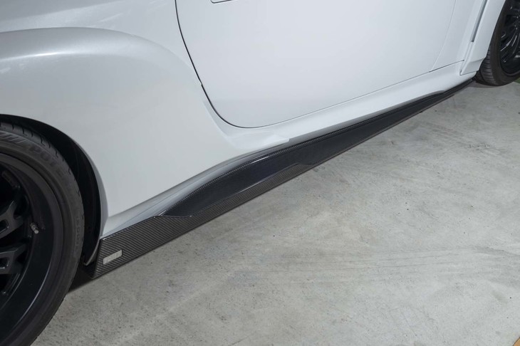 サイドディフューザーには「TOM’S」のバッジがあしらわれる。幅があるので乗降時に足を乗せないように注意したい。