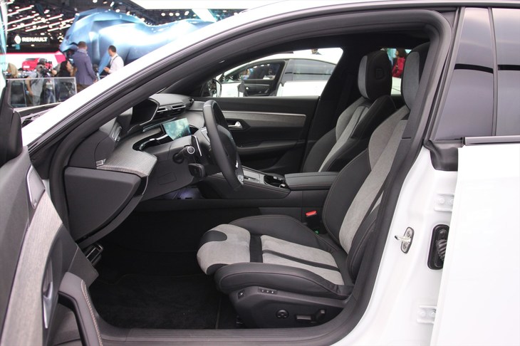 プジョー508SWハイブリッド