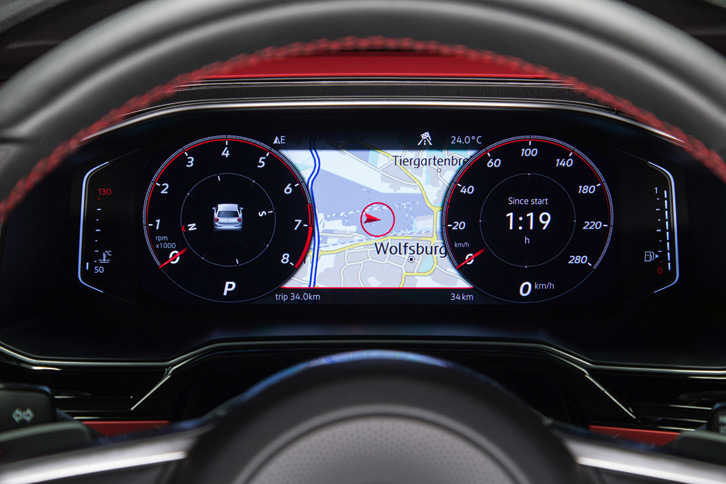 「ポロGTI」としては今回が初採用となるフルデジタルのメーターパネル。インフォテインメントシステムにも、最新世代のものが装備される。