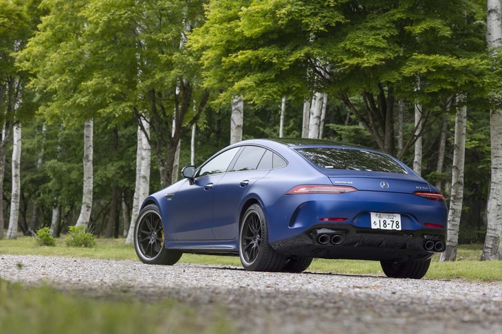 足まわりはエアサスペンションをベースにした「AMGライドコントロール＋エアサスペンション」。最新モデルでは最小側と最大側の減衰力のレンジを広げることで快適性とスポーツ性能を同時に強化している。