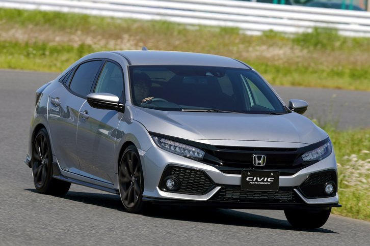 袖ヶ浦フォレストレースウェイを走る日本仕様の「ホンダ・シビックハッチバック プロトタイプ」。同時に「セダン」もテストしている。（photo：佐藤正勝／WIN Photographic）