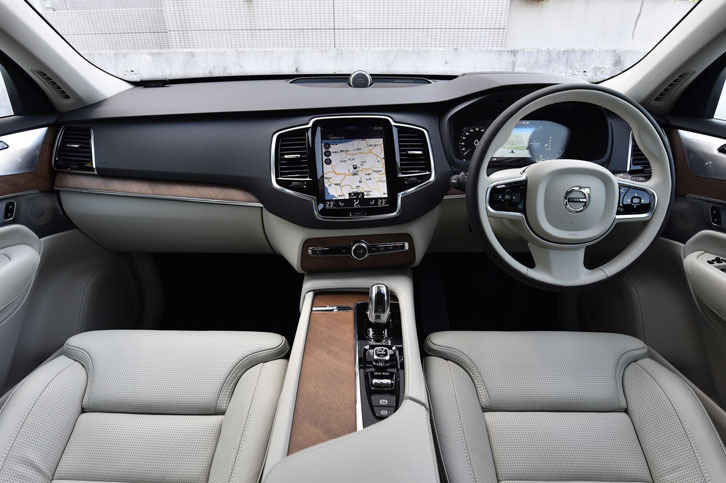 物理的なボタンやスイッチ類を大幅に削減した、新型「XC90」のインテリア。操作スイッチの機能は、タッチパネル式のセンターディスプレイに集約されている。