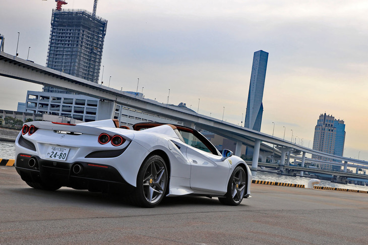 オープンカーであると同時に、高性能スポーツカーでもある「F8スパイダー」。ゆったりとしたオープンエアドライブはもちろん、ぜひ本格的なサーキット走行も楽しんでもらいたい。