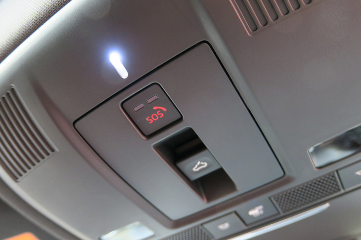 マツダCX-8 XDエクスクルーシブモード（SOSコールのスイッチ）