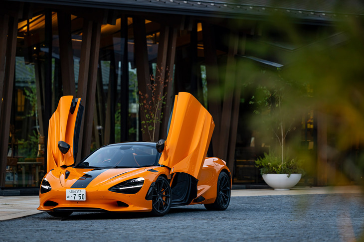 ディヘドラルドアを開いた状態の「750Sスパイダー」。試乗車にはオプションの「カーボンファイバーパック」が用いられており、ドアミラーや各所のエアインテークにカーボンパーツが用いられていた。