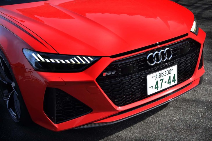 ボディーパネルの多くは「RS」専用に仕立てられる。パワーバルジ付きのボンネットや垂直ウイング付きのエアインレット、幅広なシングルフレームグリルがフロントまわりを好戦的に飾る。