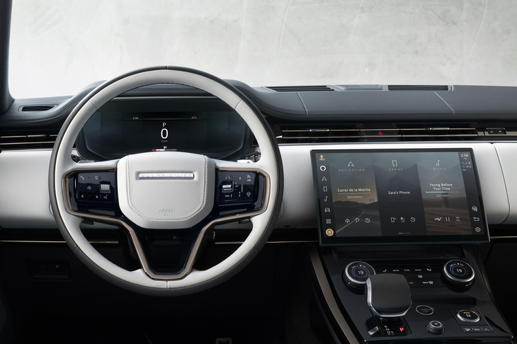 ランドローバーの伝統であるコマンドドライビングポジションを踏襲しながら、最新のデジタル機能やドライバー支援システムを組み込んだコックピット。