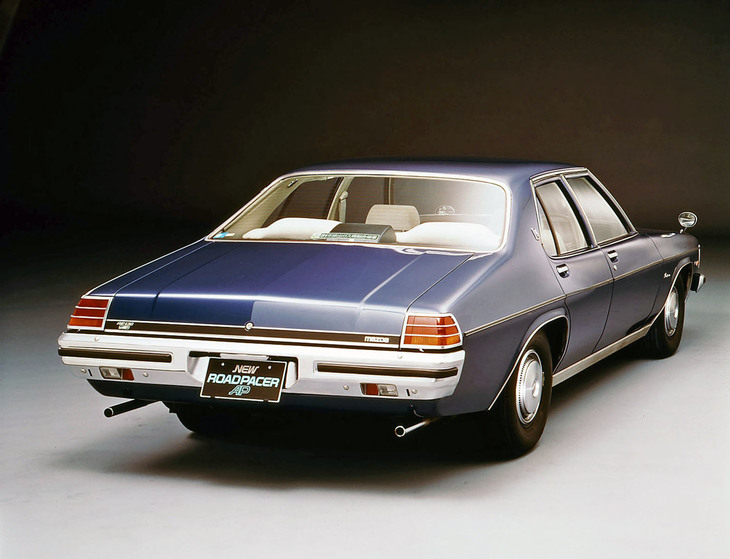 セミファストバック風のリアビュー。テールパイプはハイパフォーマンスモデルのような2本出しである。