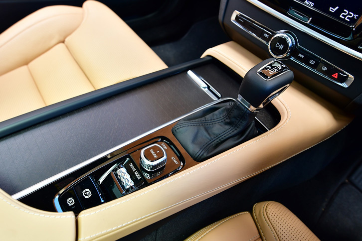 トランスミッションはアイシン・エィ・ダブリュ製の8段ATを採用。シフトセレクターの手前にエンジンスタートスイッチが備わる。