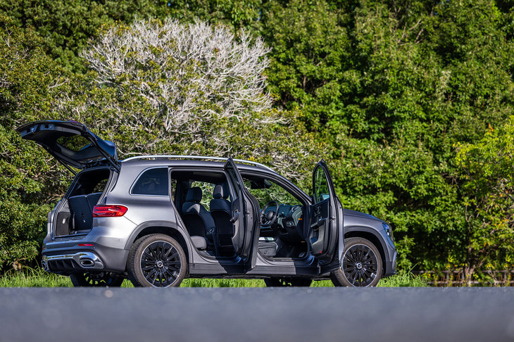 「GLB200d 4MATICアーバンスターズ」のボディーサイズは全長×全幅×全高＝4660×1845×1700mmで、ホイールベースは2830mm。車重は1860kgと発表されている。